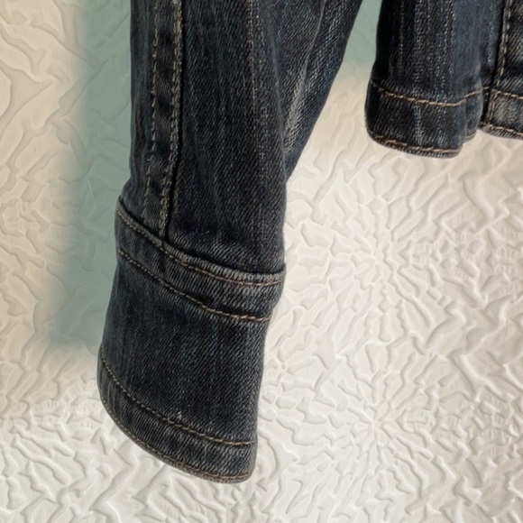 Black Jean Jacket with Fitted Silhouette and Contrast Stitching - Picture 4 of 10